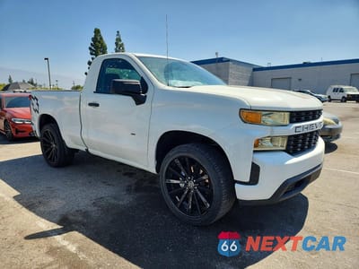 Czwarte zdjęcie samochodu z boku: 2021 CHEVROLET SILVERADO C1500 VIN:3GCNWAEFXMG477494 - miniatura