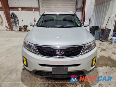 Piąte zdjęcie samochodu w środku: 2015 KIA SORENTO LX VIN:5XYKTDA75FG602186 - miniatura