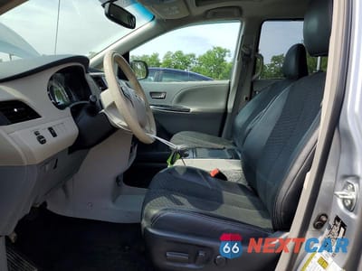 Zdjęcie 7 z 14 samochodu: 2014 TOYOTA SIENNA VIN:5TDXK3DC8ES436078 - miniatura