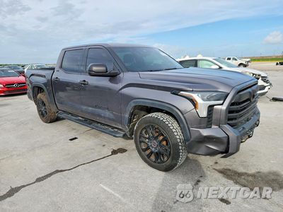 Czwarte zdjęcie samochodu z boku: 2023 TOYOTA TUNDRA SR5 VIN:5TFLA5DB1PX090098 - miniatura
