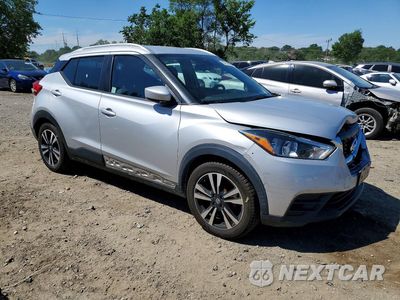 Czwarte zdjęcie samochodu z boku: 2020 NISSAN KICKS SV VIN:3N1CP5CV1LL490360 - miniatura