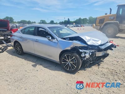 Czwarte zdjęcie samochodu z boku: 2025 LEXUS ES 350 BASE VIN:58ADZ1B16SU212565 - miniatura