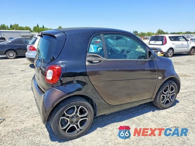 Trzecie zdjęcie samochodu z tyłu: 2018 SMART FORTWO VIN:WMEFJ9BA2JK308828 - miniatura