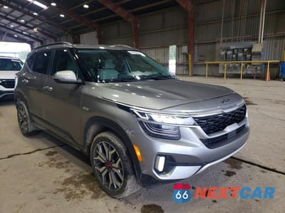 Czwarte zdjęcie samochodu z boku: 2023 KIA SELTOS SX VIN:KNDETCA25P7360512 - miniatura