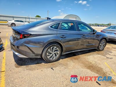 Trzecie zdjęcie samochodu z tyłu: 2026 HYUNDAI SONATA HYBRID BLUE VIN:KMHL24JJ9TA164704 - miniatura