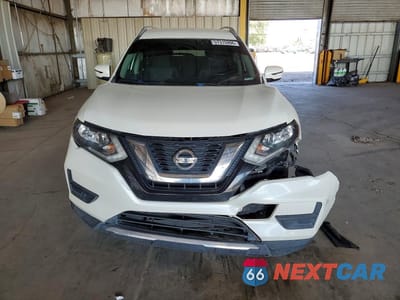 Piąte zdjęcie samochodu w środku: 2017 NISSAN ROGUE SV VIN:JN8AT2MT1HW387635 - miniatura