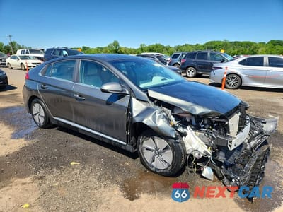 Czwarte zdjęcie samochodu z boku: 2020 HYUNDAI IONIQ SE VIN:KMHC75LC5LU233117 - miniatura