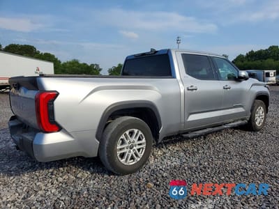 Trzecie zdjęcie samochodu z tyłu: 2022 TOYOTA TUNDRA CREWMAX SR5 VIN:5TFLA5EC6NX001064 - miniatura
