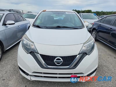 Piąte zdjęcie samochodu w środku: 2018 NISSAN VERSA NOTE S VIN:3N1CE2CPXJL353730 - miniatura