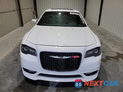 Piąte zdjęcie samochodu w środku: 2018 CHRYSLER 300 S VIN:2C3CCABT0JH152668 - miniatura