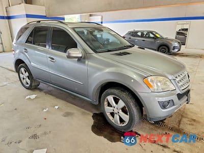 Czwarte zdjęcie samochodu z boku: 2010 MERCEDES-BENZ ML 350 4MATIC VIN:4JGBB8GB2AA548274 - miniatura