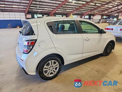Trzecie zdjęcie samochodu z tyłu: 2018 CHEVROLET SONIC VIN:1G1JG6SH7J4132925 - miniatura
