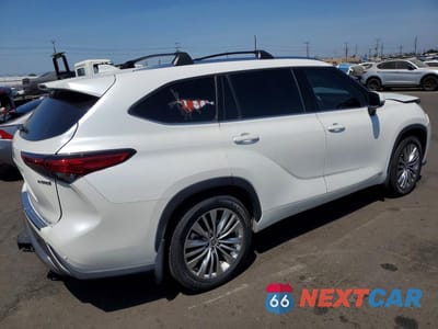 Trzecie zdjęcie samochodu z tyłu: 2022 TOYOTA HIGHLANDER HYBRID PLATINUM VIN:5TDEBRCH0NS101520 - miniatura