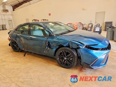 Czwarte zdjęcie samochodu z boku: 2025 TOYOTA CAMRY SE VIN:4T1DAACKXSU090735 - miniatura
