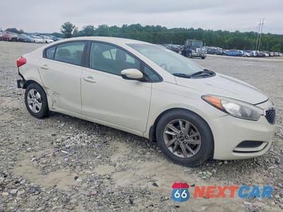 Czwarte zdjęcie samochodu z boku: 2015 KIA FORTE LX VIN:KNAFK4A60F5392565 - miniatura
