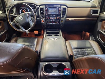 Zdjęcie 8 z 12 samochodu: 2018 NISSAN TITAN PLATINUM RESERVE VIN:1N6AA1E69JN511518 - miniatura