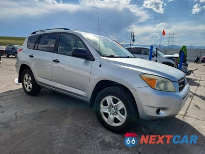 Czwarte zdjęcie samochodu z boku: 2007 TOYOTA RAV4 BASE VIN:JTMBD33V575074663 - miniatura