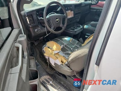 Zdjęcie 8 z 13 samochodu: 2017 CHEVROLET EXPRESS G2500 VIN:1GCWGAFF5H1310075 - miniatura
