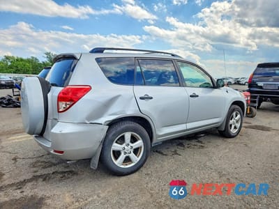 Trzecie zdjęcie samochodu z tyłu: 2007 TOYOTA RAV4 BASE VIN:JTMBK35V275026881 - miniatura