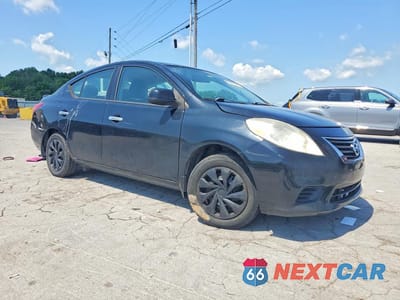 Czwarte zdjęcie samochodu z boku: 2014 NISSAN VERSA 1.6 SV VIN:3N1CN7AP6EL833205 - miniatura