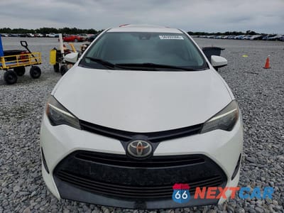 Piąte zdjęcie samochodu w środku: 2018 TOYOTA COROLLA LE VIN:5YFBURHE1JP839034 - miniatura