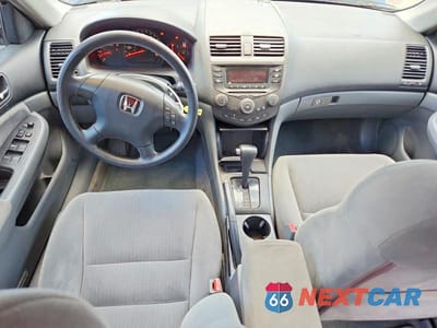 Zdjęcie 8 z 12 samochodu: 2003 HONDA ACCORD LX VIN:1HGCM56353A028571 - miniatura