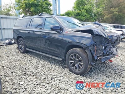 Czwarte zdjęcie samochodu z boku: 2022 CHEVROLET SUBURBAN K1500 Z71 VIN:1GNSKDKD7NR121483 - miniatura