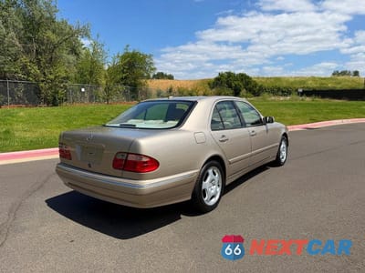 Czwarte zdjęcie samochodu z boku: 2000 MERCEDES-BENZ E 430 VIN:WDBJF70J7YB018627 - miniatura