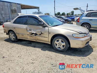 Czwarte zdjęcie samochodu z boku: 2000 HONDA ACCORD EX VIN:1HGCG1657YA047924 - miniatura