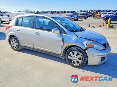 Czwarte zdjęcie samochodu z boku: 2009 NISSAN VERSA 1.8 S VIN:3N1BC13E99L364644 - miniatura