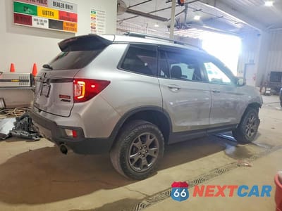 Trzecie zdjęcie samochodu z tyłu: 2024 HONDA PASSPORT VIN:5FNYF8H69RB004572 - miniatura