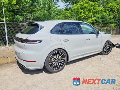 Trzecie zdjęcie samochodu z tyłu: 2026 PORSCHE CAYENNE SE HYBRID VIN:WP1AN2AY4TDA20172 - miniatura