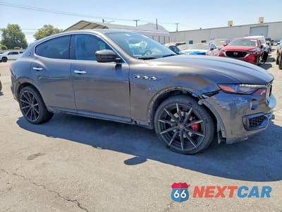 Czwarte zdjęcie samochodu z boku: 2018 MASERATI LEVANTE VIN:ZN661XUA0JX270209 - miniatura