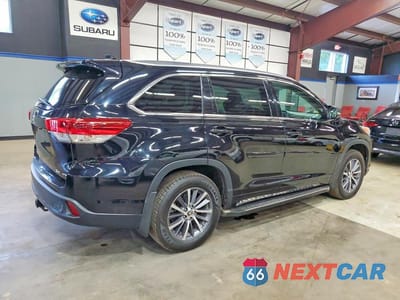Trzecie zdjęcie samochodu z tyłu: 2017 TOYOTA HIGHLANDER XLE VIN:5TDJZRFH0HS455564 - miniatura