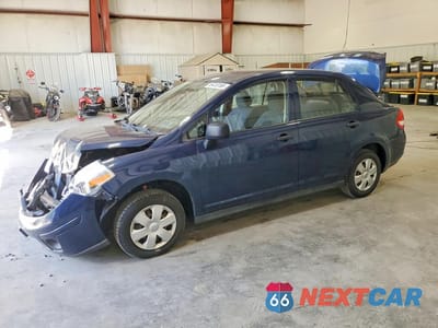 2009 NISSAN VERSA 1.6 BASE 3N1CC11E89L473586 - główne zdjęcie licytacji z USA - miniatura