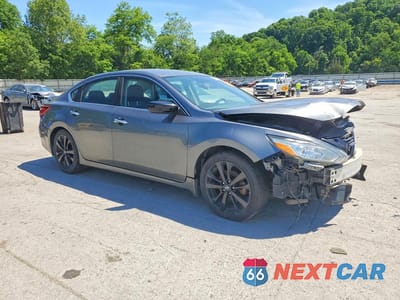 Czwarte zdjęcie samochodu z boku: 2018 NISSAN ALTIMA 2.5 SR VIN:1N4AL3APXJC206540 - miniatura