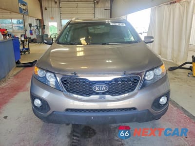Piąte zdjęcie samochodu w środku: 2013 KIA SORENTO LX VIN:5XYKTDA67DG412958 - miniatura
