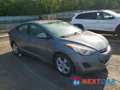 Czwarte zdjęcie samochodu z boku: 2013 HYUNDAI ELANTRA GLS VIN:5NPDH4AE2DH416457 - miniatura