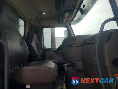 Piąte zdjęcie samochodu w środku: 2018 VOLVO VNL SEMI TRUCK VIN:4V4N39TG3JN892537 - miniatura