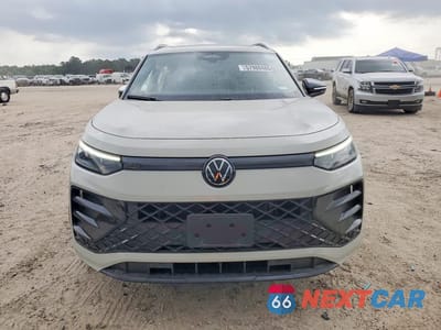 Piąte zdjęcie samochodu w środku: 2025 VOLKSWAGEN TIGUAN SE R-LINE BLACK VIN:3VVHR7RM3SM061030 - miniatura
