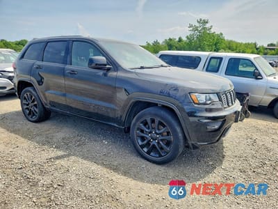 Czwarte zdjęcie samochodu z boku: 2017 JEEP GRAND CHEROKEE LAREDO VIN:1C4RJFAGXHC714554 - miniatura