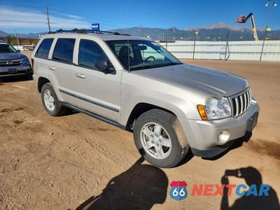 Czwarte zdjęcie samochodu z boku: 2007 JEEP GRAND CHEROKEE LAREDO VIN:1J8GR48K47C607232 - miniatura