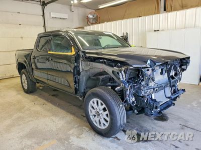 Czwarte zdjęcie samochodu z boku: 2025 TOYOTA TACOMA SR5 VIN:3TMLB5JN9SM150283 - miniatura