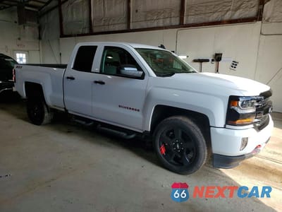 Czwarte zdjęcie samochodu z boku: 2017 CHEVROLET SILVERADO K1500 LT VIN:1GCVKREC4HZ287700 - miniatura