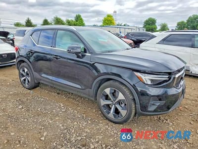 Czwarte zdjęcie samochodu z boku: 2023 VOLVO XC40 PLUS VIN:YV4L12UN1P2943134 - miniatura