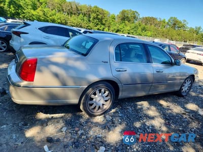 Trzecie zdjęcie samochodu z tyłu: 2006 LINCOLN TOWN CAR SIGNATURE LIMITED VIN:1LNHM82W36Y620578 - miniatura