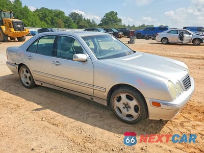 Czwarte zdjęcie samochodu z boku: 2000 MERCEDES-BENZ E 430 VIN:WDBJF70JXYA985643 - miniatura