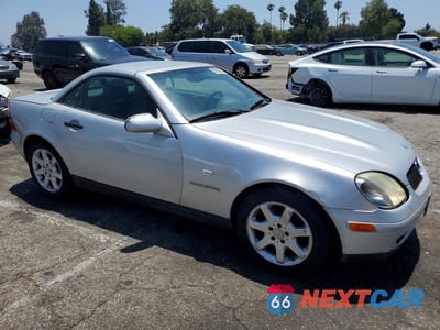 Czwarte zdjęcie samochodu z boku: 2000 MERCEDES-BENZ SLK 230 KOMPRESSOR VIN:WDBKK47FXYF155554 - miniatura