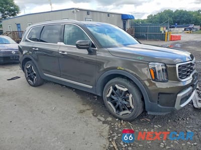 Czwarte zdjęcie samochodu z boku: 2023 KIA TELLURIDE S VIN:5XYP6DGC7PG344630 - miniatura