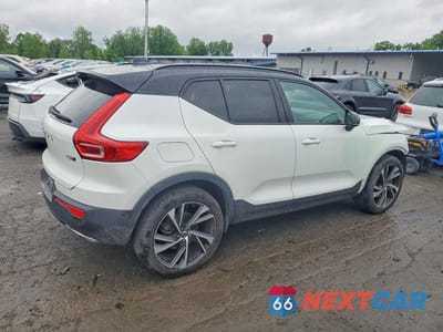 Trzecie zdjęcie samochodu z tyłu: 2019 VOLVO XC40 T5 R-DESIGN VIN:YV4162UM4K2070102 - miniatura